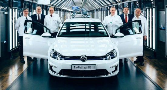 What bonuses do Volkswagen employees get for high performance in 2019